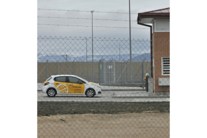 El coche de la empresa de seguridad apostado junto a la prisión.-VALENTÍN GUISANDE