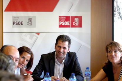 El precandidato a la Secretaría General del PSCyL-PSOE Luis Tudanca mantiene una reunión con un grupo de expertos de la Comunidad-Ical