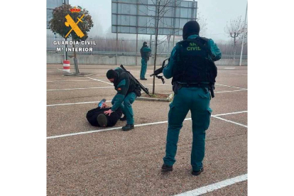 La Guardia Civil de Valladolid realiza un simulacro de atentado terrorista en una zona comercial de Laguna de Duero. - ICAL