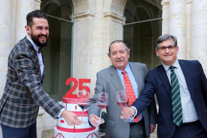 Celebración del 25 aniversario de la Denominación de Origen Cigales. De izquierda a derecha, el chef Javier Peña, el presidente de la DO Cigales, Pascual Herrero, y el secretario general de la Consejería de Agricultura y Ganadería, Eduardo Cabanillas.-ICAL