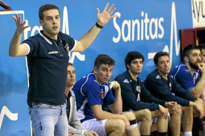 Nacho González protesta en un momento del partido-J.M.Lostau