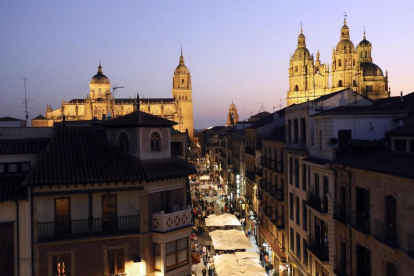 La calle de La Rúa en Salamanca con las torres de la catedral y la clerecía-Eduardo Margareto / ICAL