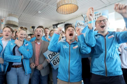 Seguidores del partido de Merkel celebran el triunfo en Schleswig-Holstein.-EFE / FOCKE STRANGMANN