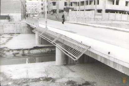Barandilla desprendida del puente Guadalete en el barrio de las Batallas en los años 70.- ARCHIVO MUNICIPAL VALLADOLID