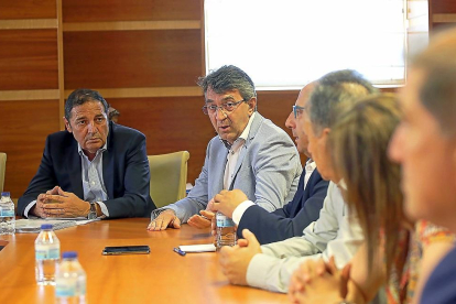 Antonio Sáez Aguado y Juan Martínez Majo, en un momento de la reunión en la Consejería de Sanidad.-ICAL