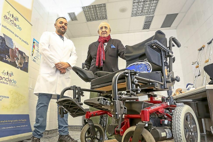 Oscar Gómez Martín y Carlos Ventosa, del banco de prótesis, junto a la  silla de ruedas eléctrica que se mandará a Siria.-MIGUEL ÁNGEL SANTOS