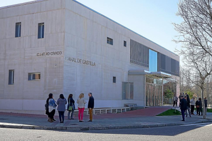 Imagen de la fachada del nuevo centro cívico Canal de Castilla, ubicado en el barrio vallisoletano de La Victoria. EL MUNDO-EL MUNDO