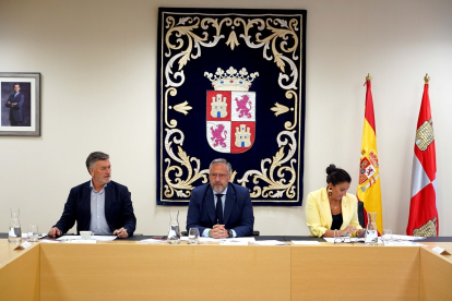 Francisco Vázquez, Carlos Pollán y Ana Sánchez, vicepresidente primero, presidente y vicepresidenta segunda de la Mesa de las Cortes.- ICAL