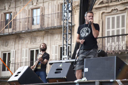 La banda M-Clan ensaya en la Plaza Mayor de Salamanca antes de su actuación-Ical