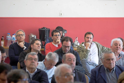 Bermejo, Bustos, Gallego y Puente, en la asamblea de la Federación Vecinal.-J.C. CASTILLO