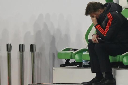 Van Gaal abatido tras caer en el campo del Wolfsburgo y quedar eliminado.-REUTERS / CARL RECINE