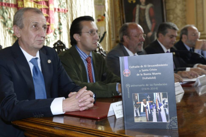 Presentación del libro "Cofradía de El Descendimiento y Santo Cristo de la Buena Muerte (Valladolid). 75 aniversario de su fundación (1939-2014)"-EFE