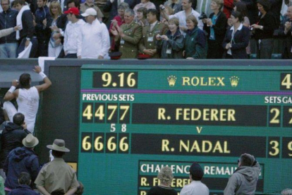 Nadal, escala al palco tras ganar en Wimbledon.-REUTERS / ALESSIA PIERDOMENICO