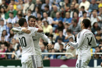 James Rodríguez, Cristiano Ronaldo y "Chicharito" Hernández celebran uno de los goles ante el Deportivo.-Foto: EFE / CALABAR