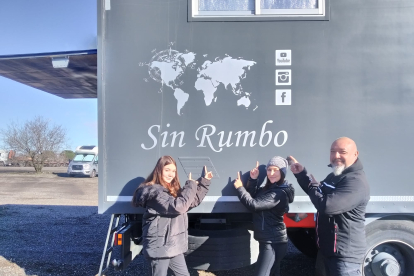 Daniel, Aylén y su hija Daniela conforman el proyecto 'Sin Rumbo', por el que recorren distintos lugares de España a bordo de un camión. -E.M.