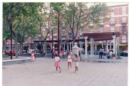 Grupo de niñas jugando en el parque de la plaza de las Batallas en 1998.- ARCHIVO MUNICIPAL VALLADOLID
