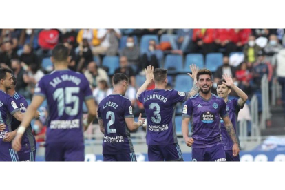 Los jugadores del Real Valladolid celebran el 0-1 de El Yamiq. / LA LIGA