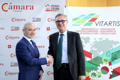 El presidente de la Asociación de la Industria Alimentaria de Castilla y Leon, Félix Moracho, y el presidente de la Cámara de Comercio de Valladolid, Víctor Caramanzana, firman un acuerdo de colaboración-ICAL