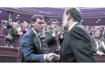 Albert Rivera y Mariano Rajoy se saludan, tras la votación de investidura en la que el candidato del PP logró su reelección.-DAVID CASTRO