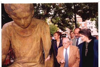El antiguo alcalde de Valladolid, Francisco Javier León de la Riva, en la inauguración de la escultura 'Niña leyendo' en la plaza de las Batallas en 2002.- ARCHIVO MUNICIPAL VALLADOLID