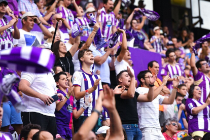 Aficionados animan al Real Valladolid en un partido de esta temporada. / I. SOLA / RV
