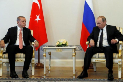 El presidente ruso Vladímir Putin y su homólogo turco Tayyip Erdogan en San Petesburgo.-REUTERS / SERGEI KARPUKHIN