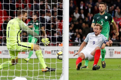 Kane bate desde cerca a Oblak y certifica el triunfo de Inglaterra ante Eslovenia.-REUTERS