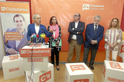Los candidatos de Ciudadanos Jesús Presencio, Pilar Vicente, Manuel Soler, Jesús Sánchez y Maribel Morán-J.M.Lostau