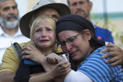 Los padres y la hermana de la niña muerta tras ser apuñalada por un palestino.-EFE / JIM HOLLANDER