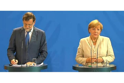 Rajoy y Merkel, durante la rueda de prensa conjunta de este martes.-