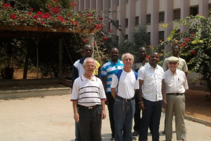 Jesús Sánchez, a la derecha, con el equipo de profesores del colegio Marista en Luanda (Angola). / EM