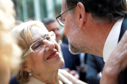 Rajoy saluda a Carmena, en el acto oficial de la festividad del 2 de Mayo.-JUAN MANUEL PRATS