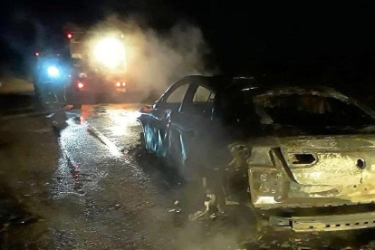 Incendio del turismo, anoche en el kilómetro 216 de la Autovía del Noroeste, A-6.-BOMBEROS DE DIPUTACIÓN