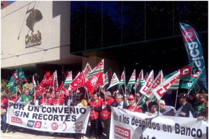 Imagen de la concentración de trabajadores de EspañaDuero en la sede de Unicaja en Málaga.-EL MUNDO