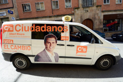 Una furgoneta de la caravana electoral de Ciudadanos en tránsito por Soria.-ÁLVARO MARTÍNEZ