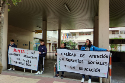Concentración de los cuidadores técnicos de servicios asistenciales de Castilla y León contra el nuevo convenio colectivo. E.M.