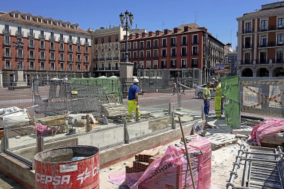 Operarios realizan las últimas labores de construcción del aparcamiento de la plaza Mayor.-PABLO REQUEJO /PHOTOGENIC