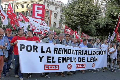 Miles de leoneses salen a la calle para protestar por el cierre de Vestas.-ICAL