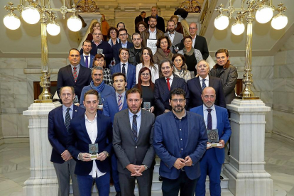 Tradicional foto de familia de premiados y autoriodades de los Premios ‘Valladolid Ciudad Deportiva’ en las escaleras del Ayuntamiento.-J. M. LOSTAU