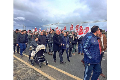 El presidente de la Diputación, Jesús Julio Carnero, conversa con la portavoz Olga Mohíno ayer, en la manifestación de apoyo a la plantilla de Made.-EL MUNDO