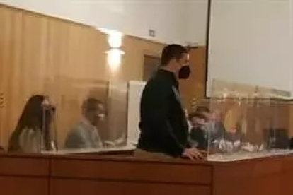El militar, de pie, junto al resto de acusados en el juicio iniciado en la Audiencia de Valladolid. - EUROPA PRESS.