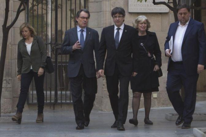 Joana Ortega, Artur Mas e Irene Rigau, junto a Carles Puigdemont y Oriol Junqueras, el pasado mes de marzo en el Palau de la Generalitat.-ALBERT BERTRAN