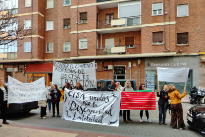 Concentración de los cuidadores técnicos de servicios asistenciales de Castilla y León contra el nuevo convenio colectivo. E.M.