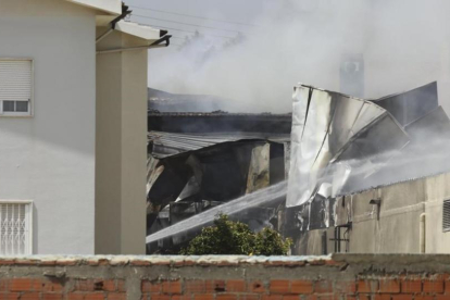 Edificios en llamas tras estrellarse la avioneta en Tires, cerca de Estoril, el 17 de abril.-EFE / ANTONIO COTRIM