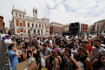 Fans de Lola Índigo esperan a la artista en la plaza Mayor de Valladolid.- PHOTOGENIC