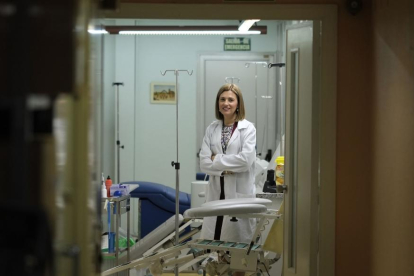 La doctora zamorana María Victoria Mateos en el Complejo Asistencial Universitario de Salamanca.-ENRIQUE CARRASCAL