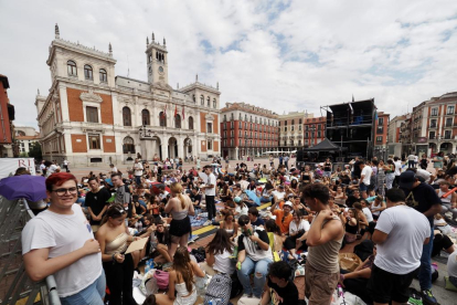 Fans de Lola Índigo esperan a la artista en la plaza Mayor de Valladolid.- PHOTOGENIC