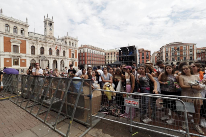 Fans de Lola Índigo esperan a la artista en la plaza Mayor de Valladolid.- PHOTOGENIC