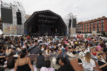 Fans de Lola Índigo esperan a la artista en la plaza Mayor de Valladolid.- PHOTOGENIC