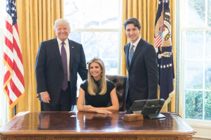 Ivanka Trump, sentada junto al presidente de EEUU y Justin Trudeau, de pie, en el Despacho Oval.-